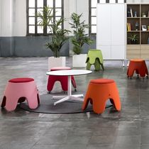 Moderner Hocker / Stoff / Gestell aus Metall...