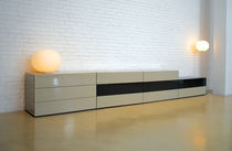Moderne Kommode / lackiertes Holz / grau