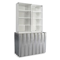 Modernes Bücherregal / aus lackiertem Holz...