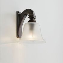 Klassische Wandleuchte / Messing / Milchglas...