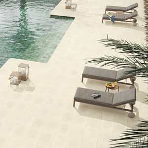 Beton-Poolumrandung