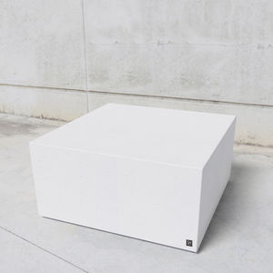Bank für den öffentlichen Raum / minimalistisches Design 1