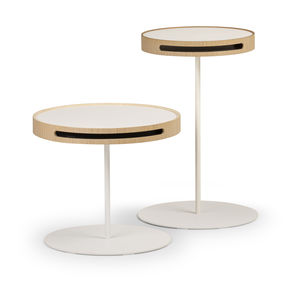 Kleintisch Functional aus Metall und Naturholzfurnier Kleintisch Functional aus Metall und Naturholzfurnier