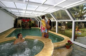 hohe Schwimmbadüberdachung