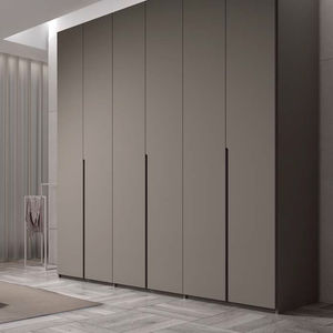 moderner Kleiderschrank
