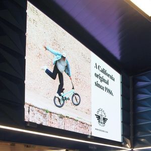 wandmontierte Projektionswand