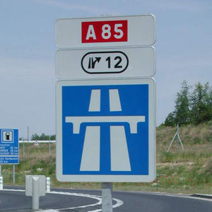 bodenstehendes Verkehrsschild