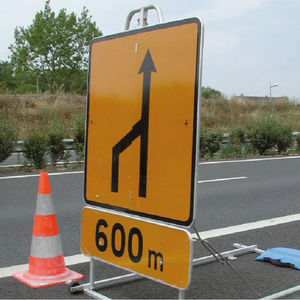 bodenstehendes Verkehrsschild
