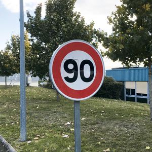 bodenstehendes Verkehrsschild