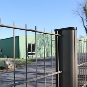 Zaun / geschweißter Maschendraht