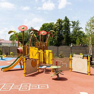 Spielplatzgerät für öffentliche Räume / Kunststoff / Stahl / HPL