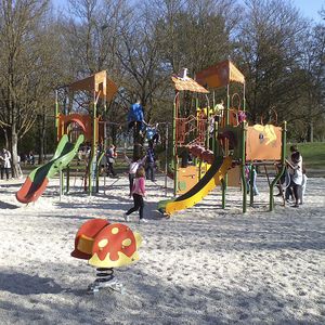 Spielplatzgerät für öffentliche Anlagen 1