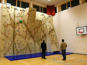 festinstallierte Kletterwand 1