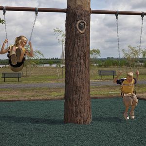 Recyclinggummi-Bodenbelag / für Spielplätze / in Rollenform / gefärbte Beton-Optik