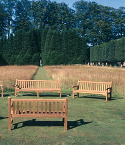 Gartenbank / klassisch / aus Teakholz / mit Rückenlehne