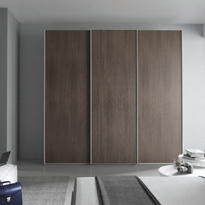 moderner Kleiderschrank