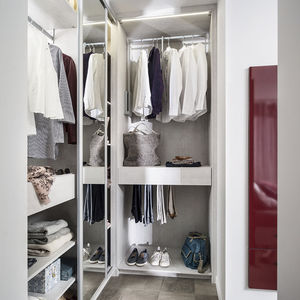 wandmontierter begehbarer Kleiderschrank 1