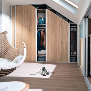 wandmontierter begehbarer Kleiderschrank 1