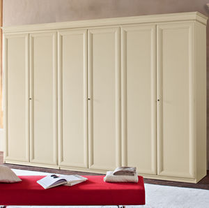 klassischer Kleiderschrank / lackiertes Holz / Schwingtüren