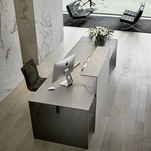 bodenstehender Schreibtisch 1