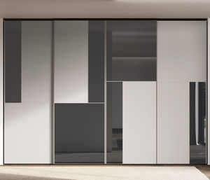 wandmontierter Kleiderschrank
