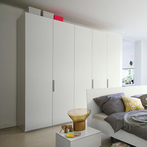 moderner Kleiderschrank