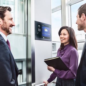 Informationsbildschirm für öffentliche Plätze