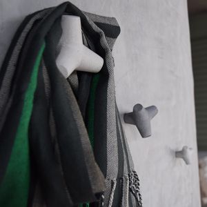 moderner Garderobenhaken / Beton / multipel / für Badezimmer