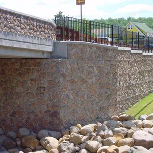 Beton-Stützmauer