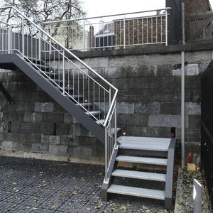 viertelgewendelte Treppe / Metallstruktur / gerade Stufen Metall / ohne Setzstufe