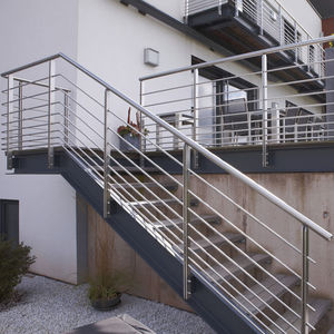 viertelgewendelte Treppe / Metallstruktur / ohne Setzstufe / modern