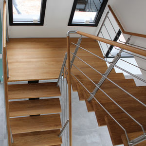 halbgewendelte Treppe / Edelstahlgestell / Holzstufen / ohne Setzstufe