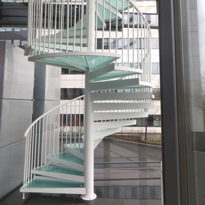 Spindeltreppe / Stahlstruktur / Glasstufen / modern