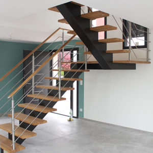 halbgewendelte Treppe / Stahlstruktur / Holzstufen / ohne Setzstufe