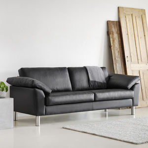 schwarzes Sofa