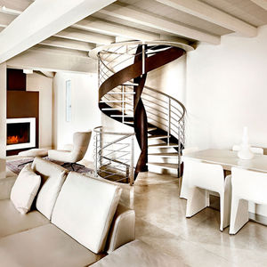 Wendeltreppe / Metallstruktur / Steinstufen / ohne Setzstufe