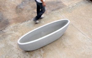Beton-Pflanzkübel / oval / modern / für öffentliche Bereiche