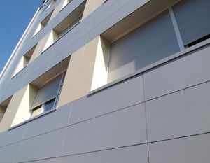 Hinterlüftete Fassade / Verbundwerkstoff