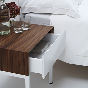 moderner Nachttisch / Holz / aus lackiertem Stahl / rechteckig