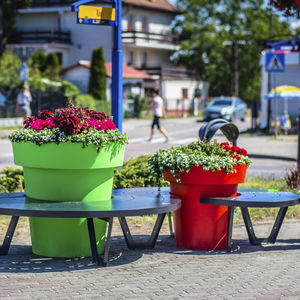 Parkbank / modern / Stahl / mit integrierten Pflanzkübeln