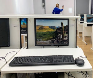 bodenstehender Computertisch.