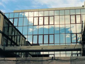 Vorhangfassade / freitragende Struktur / Aluminium / aus Glas / mit integrierter Isolierung