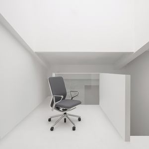 moderner Bürostuhl / mit Rollen / drehbar / mit Armlehnen