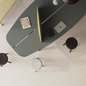 Besprechungstisch mit integrierter Steckdose