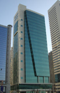 Vorhangfassade / freitragende Struktur / Isolierglasplatten / aus Aluminium und Glas / hochwiderstandsfähig