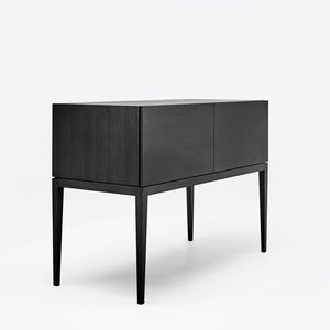 Sideboard mit hohen Beinen