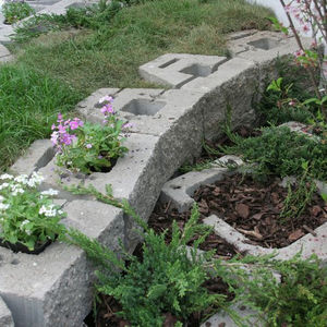 hohler Betonstein 1