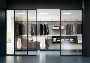 wandmontierter begehbarer Kleiderschrank