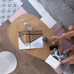 moderner Couchtisch / aus Nussbaum / Natureiche / mit Fußgestell aus Eiche