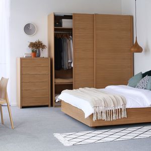 moderner Kleiderschrank / aus Eiche / aus Nussbaum / Holzfurnier
